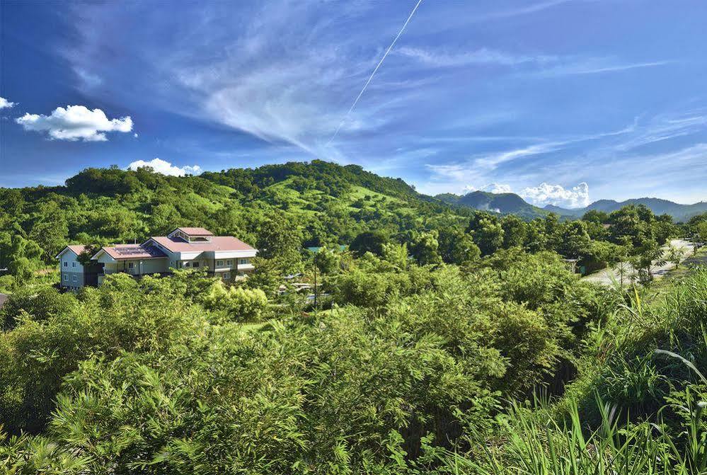 Green Canyon Leisure Farms Clark Field 外观 照片